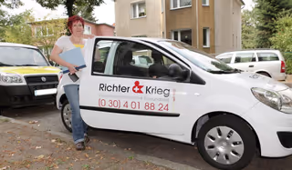 Pflegerin lehnend an Richter & Krieg Auto